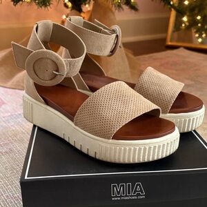 ⭐️ LIKE NEW ⭐️ in box! MIA Women's Beige Platform Sandals, size 7